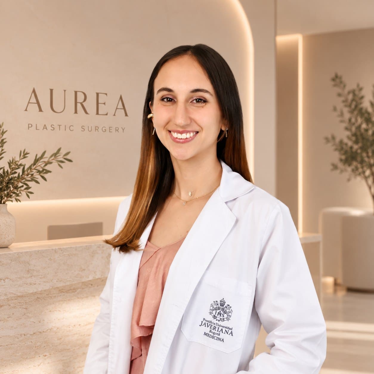 Dra. Laura Sofía Medina, directora médica de Aurea Plastic Surgery